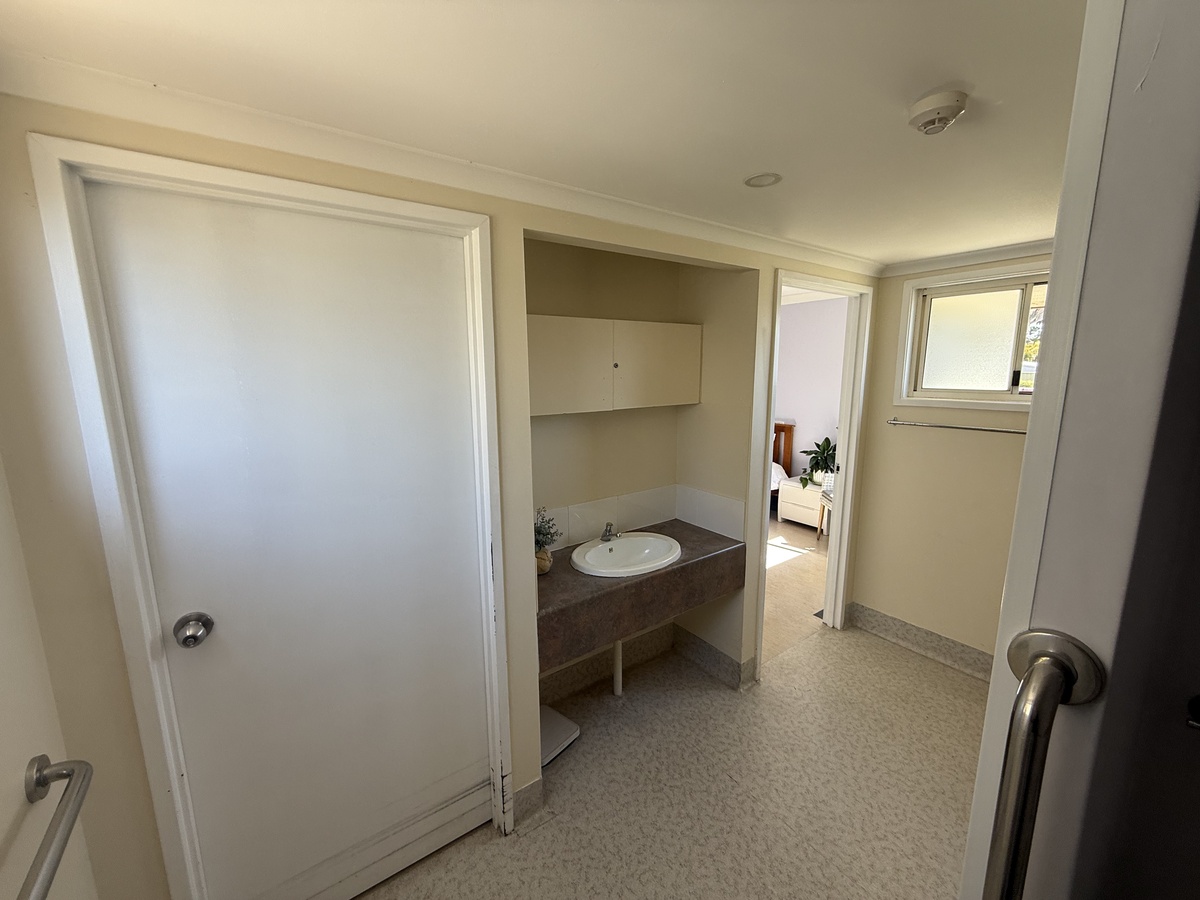 Carlton House second accessible bathroom